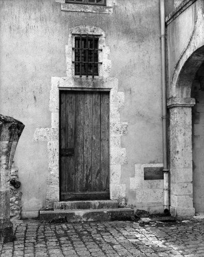 Porte d'origine d'accès au couloir avec son imposte.