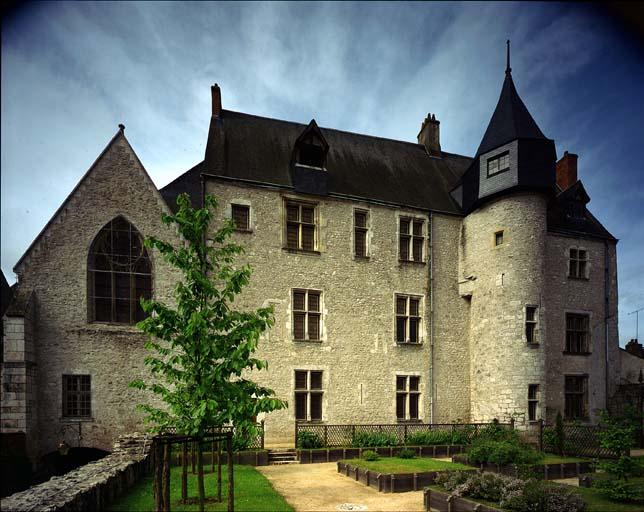 Façade sur jardin du logis et façade est de la chapelle Saint-Georges.