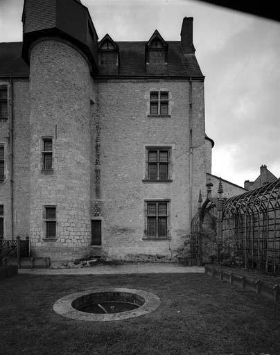 Extrémité nord de la façade sur jardin du logis.