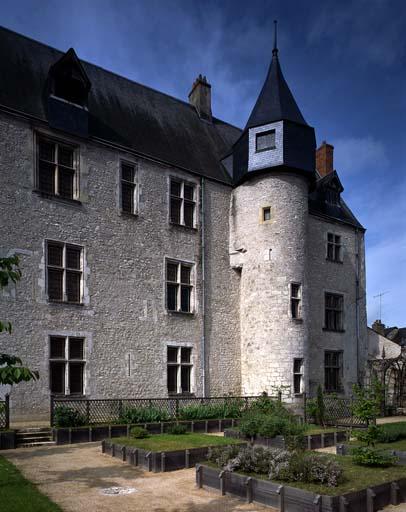 Façade sur jardin du logis.