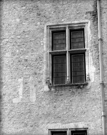 Croisée de la salle de l'étage sur la façade sur jardin.