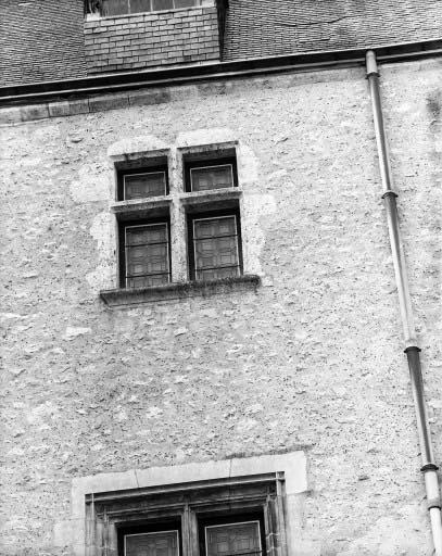 Croisée de la chambre haute sur la façade sur jardin.