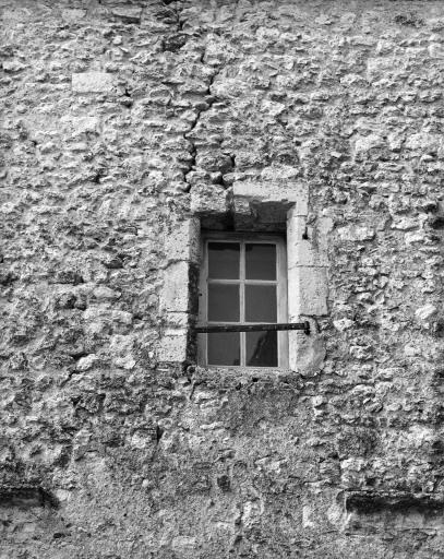 Ouverture primitivement en meurtrière du garde-manger de l'étage du pavillon sur la façade est.