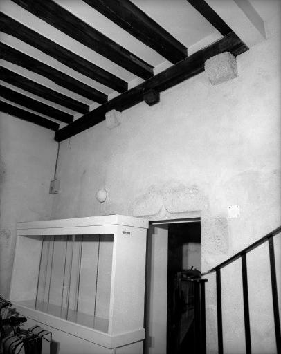 Vestige du plafond de la galerie du rez-de-chaussée et porte de l'ancien escalier en vis accédant à la chapelle Saint-Georges.