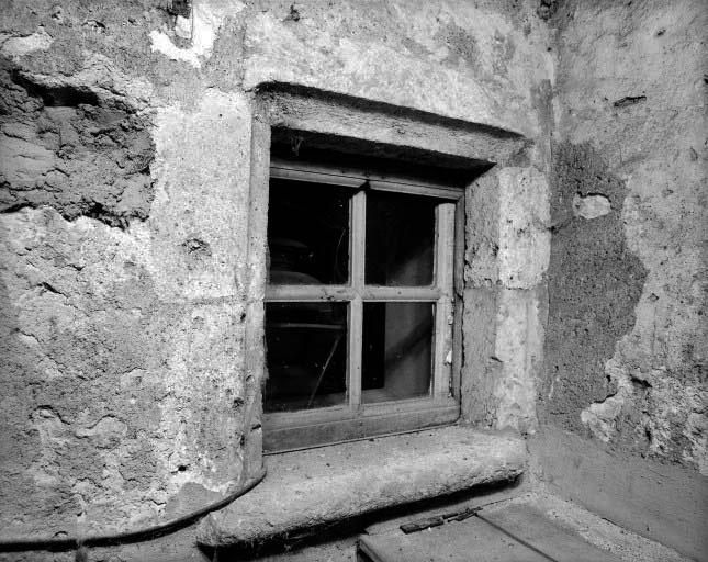 Baie ouvrant à l'origine dans le mur ouest de la galerie de l'étage vers l'extérieur du côté du donjon.