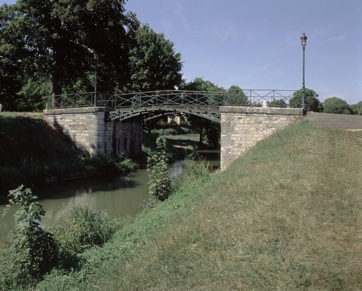 Vue d'esnemble du pont des Moulins.