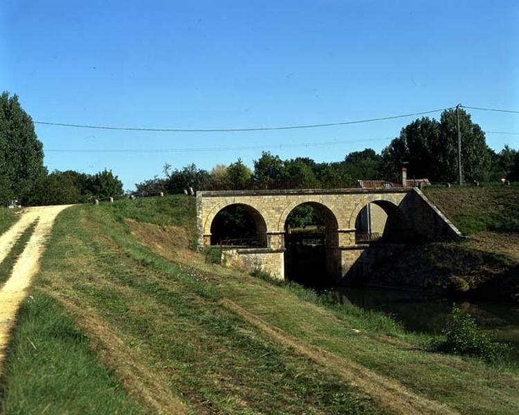 Le pont à trois arches enjambe l'écluse.