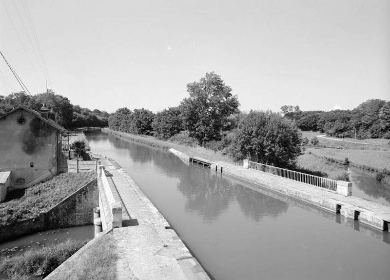 Vue prise de la passerelle. L'emplacement des portes de garde, de part et d'autre du pont-canal, est bien visible.