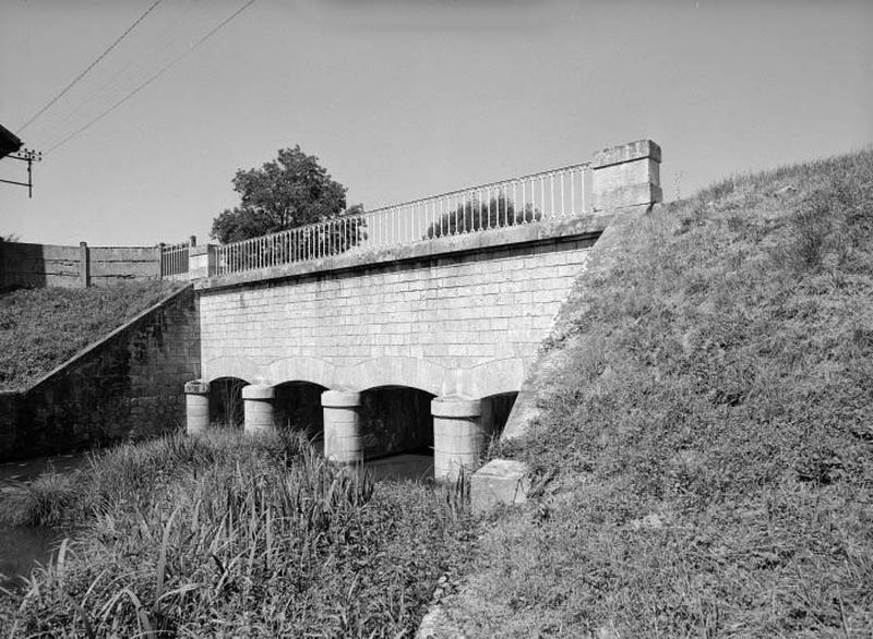 Vue d'ensemble du pont-canal.