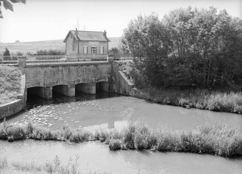 Vue d'ensemble du pont-canal et de la maison de garde. Au premier plan, la rivière de la Trézée.