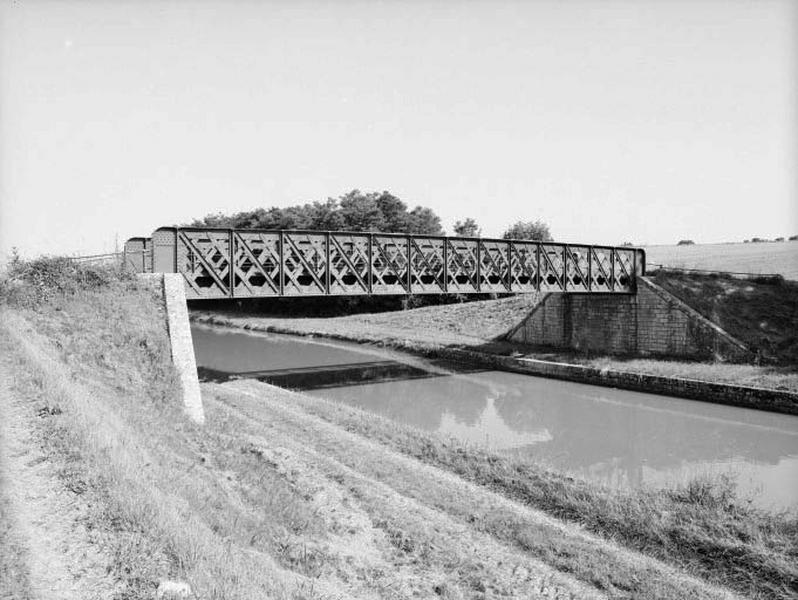 Le pont métallique sur le nouveau canal.