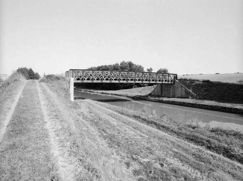 Le pont métallique sur le nouveau canal.