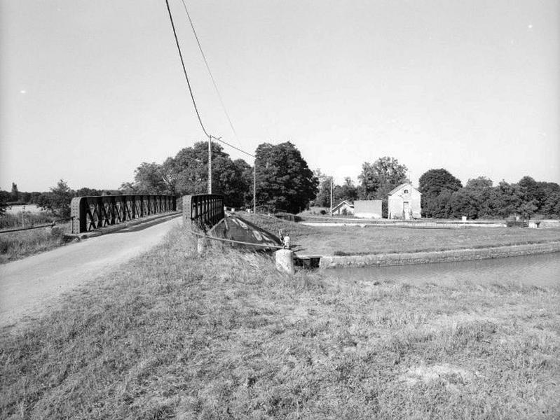 Vue d'ensemble prise de la rive du nouveau canal creusé entre 1890 et 1896.