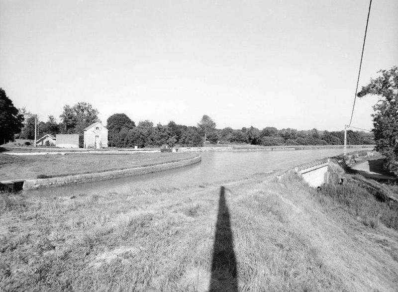 Vue d'ensemble prise de la rive du nouveau canal creusé entre 1890 et 1896.