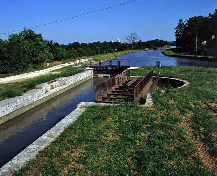 L'écluse et son pont-tournant.