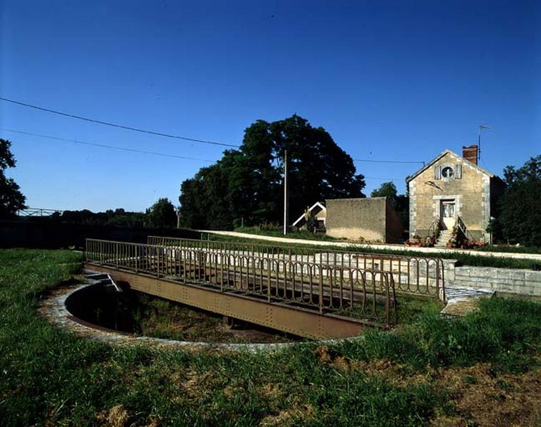 Le pont tournant sur écluse.