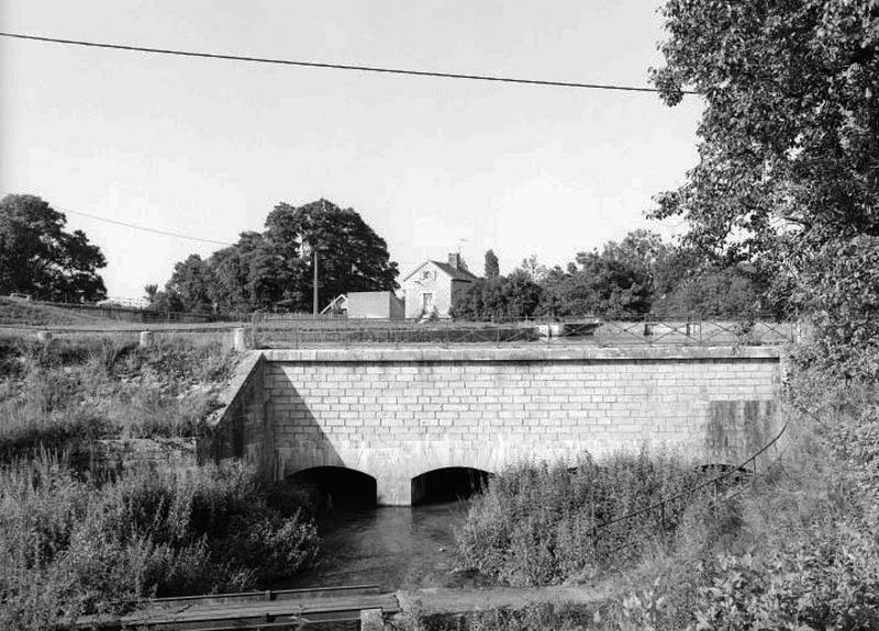 Le pont-canal du ruisseau des Trappes situé sur le nouveau canal (1890 et 1896).