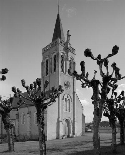 Vue de la façade ouest et du clocher.