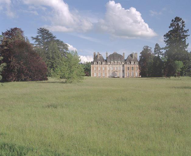 Vue d'ensemble : parc et château, façade nord-ouest.