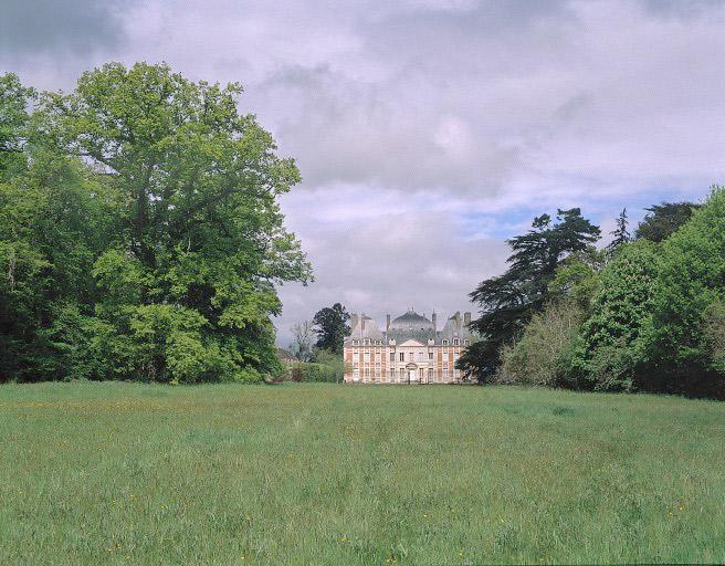 Vue d'ensemble :château, façade sud-est et parc.