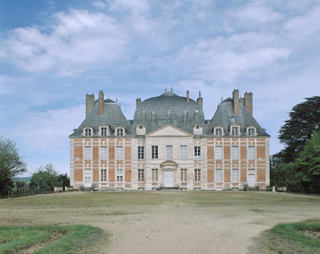 Façade sud-est, vue de face.