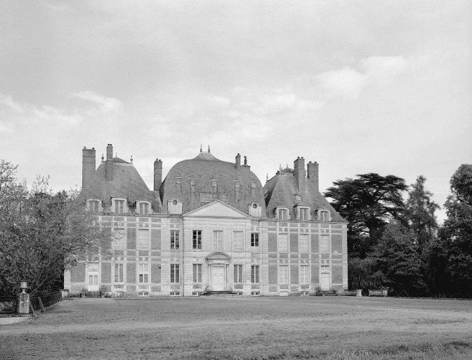 Façade sud-est, vue de face.