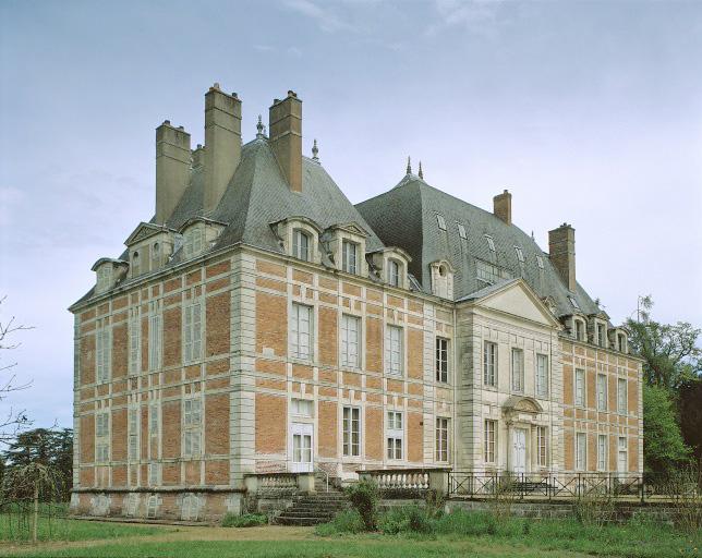 Façade sud-est, vue de 3/4.