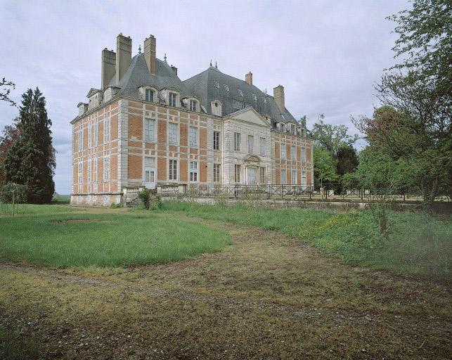 Façade sud-est, vue de 3/4 prise côté cour et parc.