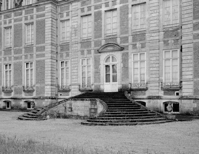 Façade nord-ouest : détail de l'escalier extérieur.