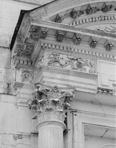 Façade sud : porte, détail : entablement corinthien.