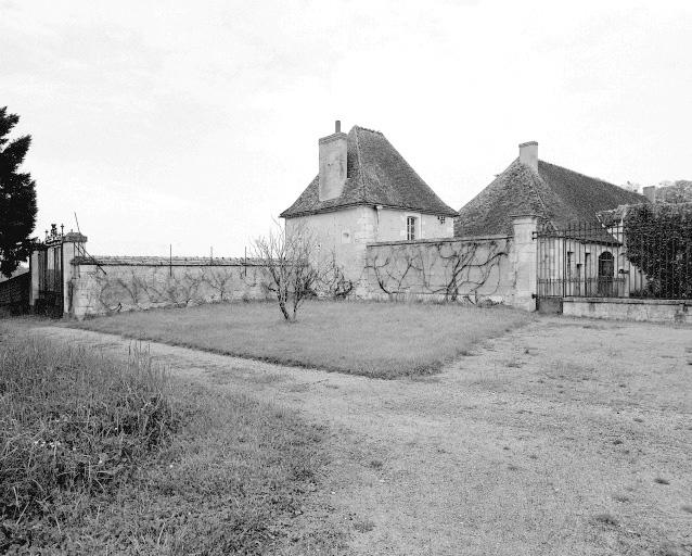 Mur de clôture et pavillon de garde, côté ouest.