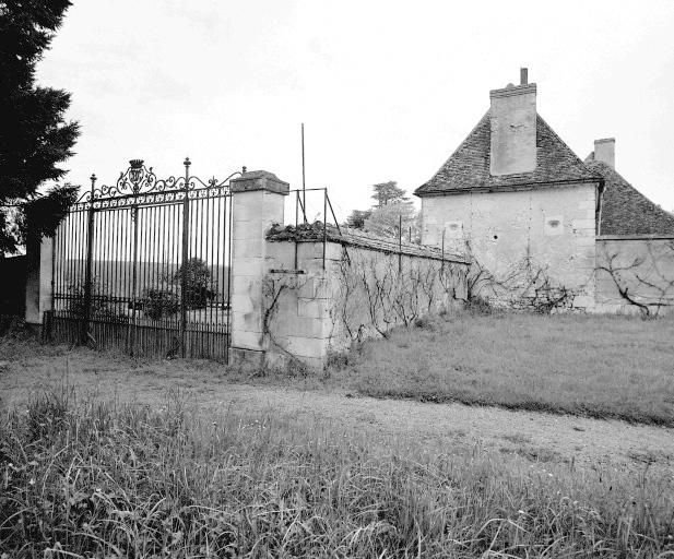 Mur de clôture, pavillon de garde et grille du potager.