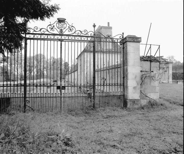 Grille du potager avec les initiales de la famille Bachasson de Montalivet..