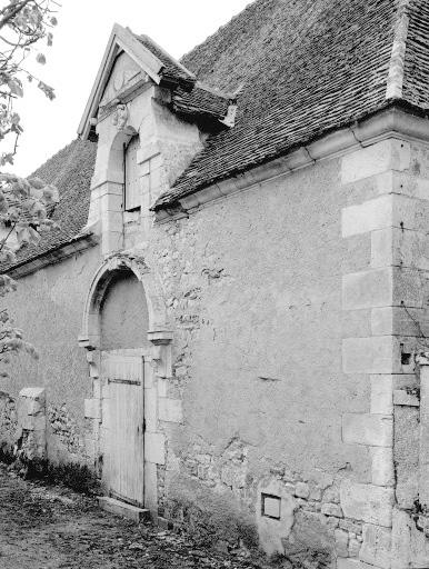 Communs côté ouest : porte et lucarne.