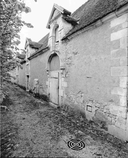 Communs côté ouest : vue prise du nord. Au 1er plan, salle voûtée : ancien auditoire ou chapelle..