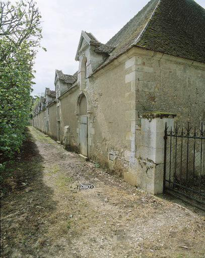 Communs côté ouest : vue prise du nord. Au 1er plan, salle voûtée : ancien auditoire ou chapelle..