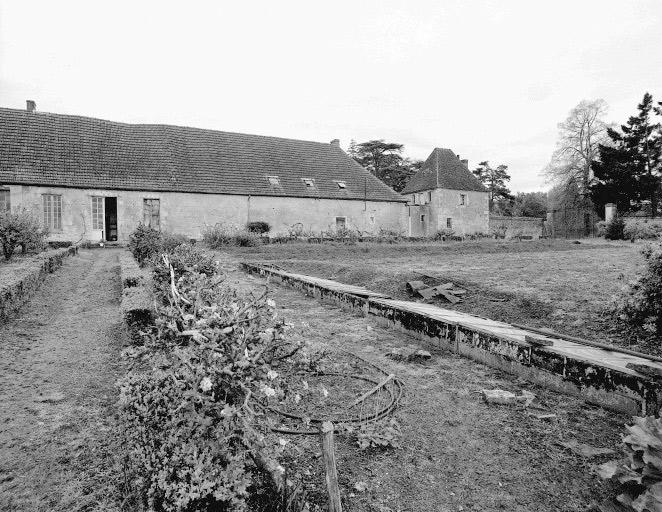 Communs côté ouest : vue prise du potager.