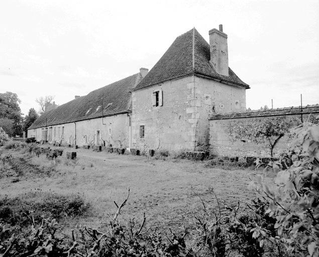 Communs côté ouest : vue d'ensemble prise du potager.