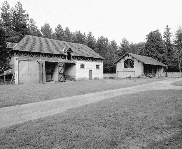 Garage et hangar.