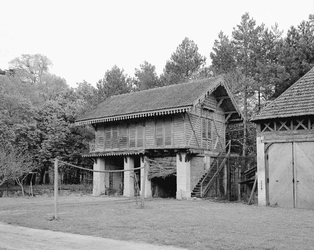 Château d'eau en forme de chalet.