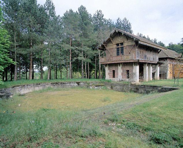 Château d'eau et abreuvoir.