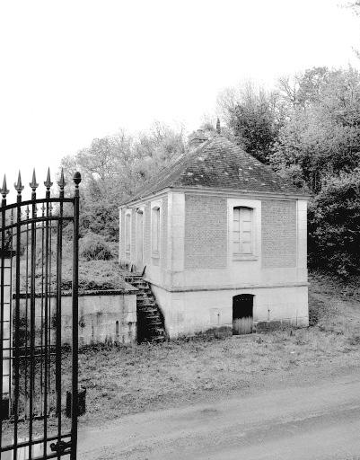 Pavillon de garde sur la RD 920.