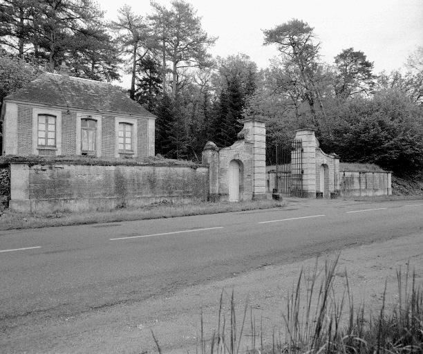 Pavillon et portail d'entrée sur le RD 920.