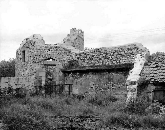 Vestiges de la tour nord-ouest et du mur d'enceinte.