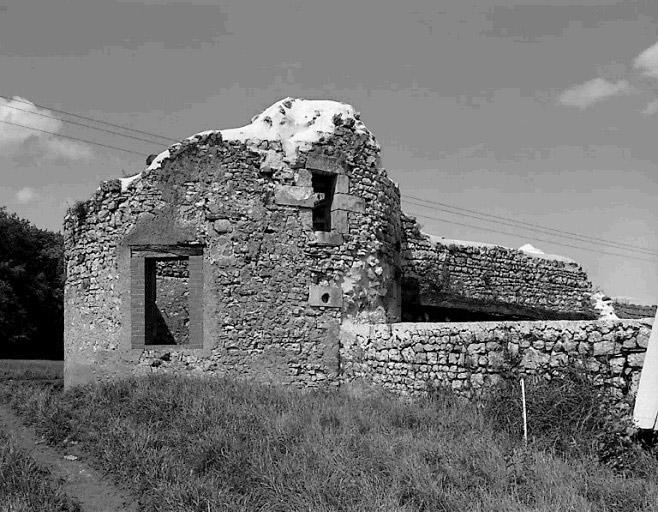 Vestiges de la tour nord-ouest.