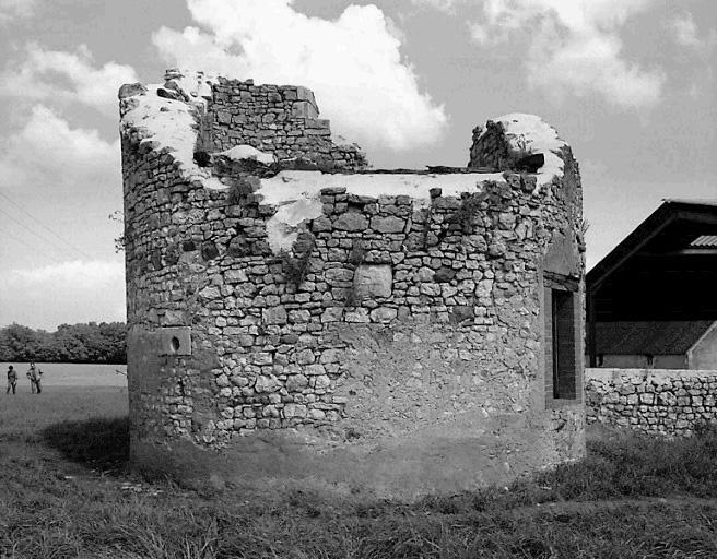 Vestiges de la tour nord-ouest.