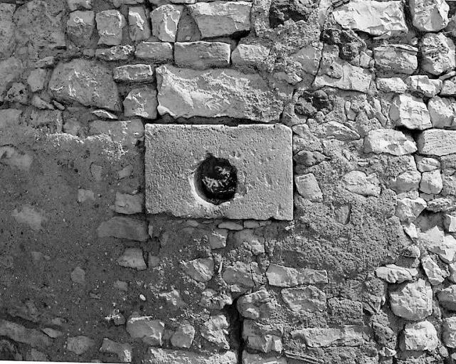 Vestiges de la tour nord-ouest, détail d'une canonnière.