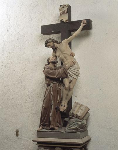 Statues de Christ en croix et de saint françois.