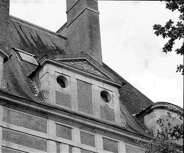 Façade latérale, aile ouest : toiture, détail d'une lucarne à fronton.