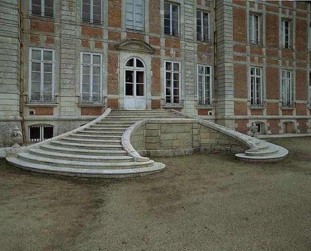 Façade nord-ouest : escalier à deux volées.